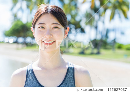 年輕女子在度假村慢跑 135627087