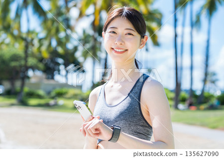 年輕女子在度假村慢跑 年輕女子在度假村慢跑 135627090