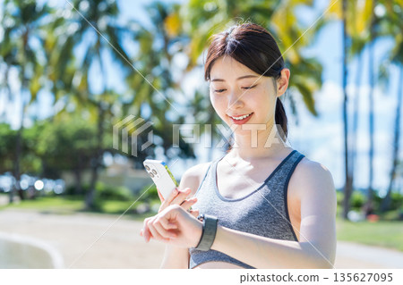 年輕女子在度假村慢跑 年輕女子在度假村慢跑 135627095