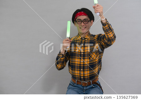 穿著格子衣服的年輕人 穿著格子衣服的年輕人 135627369