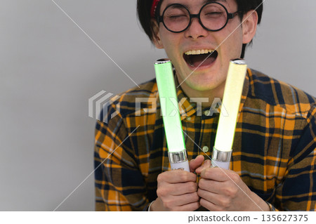 穿著格子衣服的年輕人 穿著格子衣服的年輕人 135627375