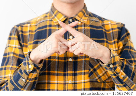 穿著格子衣服的年輕人 135627407