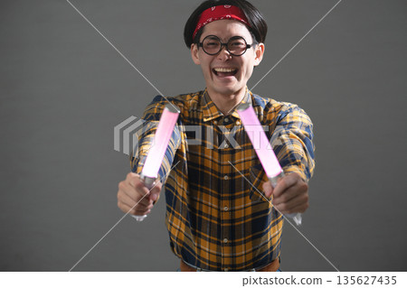 穿著格子衣服的年輕人 135627435