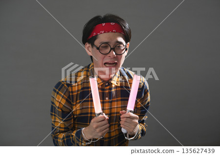 穿著格子衣服的年輕人 穿著格子衣服的年輕人 135627439