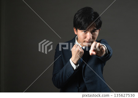 穿西裝的年輕人商業形象 穿西裝的年輕人商業形象 135627530