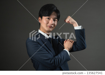穿西裝的年輕人商業形象 穿西裝的年輕人商業形象 135627541