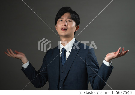 穿西裝的年輕人商業形象 135627546