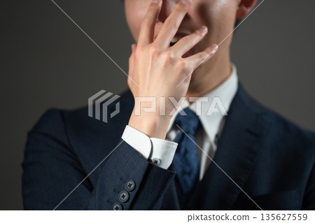 穿西裝的年輕人商業形象 穿西裝的年輕人商業形象 135627559