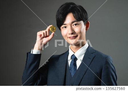 穿西裝的年輕人商業形象 穿西裝的年輕人商業形象 135627560
