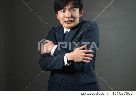 穿西裝的年輕人商業形象 穿西裝的年輕人商業形象 135627562
