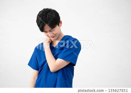 一名身穿醫用手術服的年輕人 一名身穿醫用手術服的年輕人 135627851