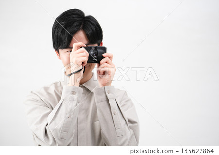 拿著底片相機的年輕人 拿著底片相機的年輕人 135627864