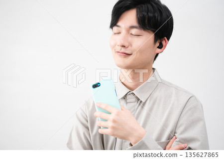 年輕人用有線耳機聽音樂 年輕人用有線耳機聽音樂 135627865