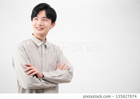 穿著長袖襯衫的年輕人生活方式形象 穿著長袖襯衫的年輕人生活方式形象 135627874