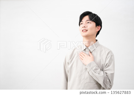 穿著長袖襯衫的年輕人生活方式形象 穿著長袖襯衫的年輕人生活方式形象 135627883