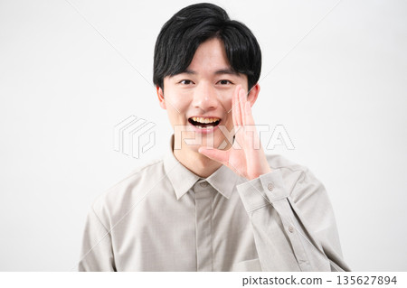 穿著長袖襯衫的年輕人生活方式形象 穿著長袖襯衫的年輕人生活方式形象 135627894