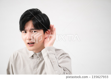 穿著長袖襯衫的年輕人生活方式形象 135627933