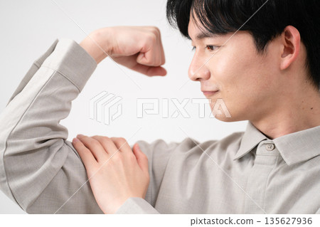 Young man wearing a long-sleeved shirt Lifestyle image 135627936