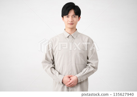 穿著長袖襯衫的年輕人生活方式形象 穿著長袖襯衫的年輕人生活方式形象 135627940