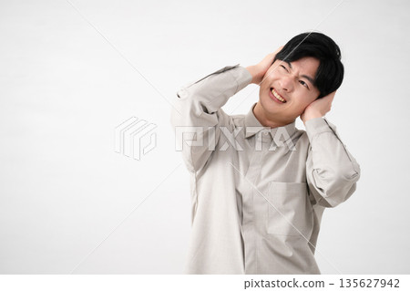 Young man wearing a long-sleeved shirt Lifestyle image 135627942