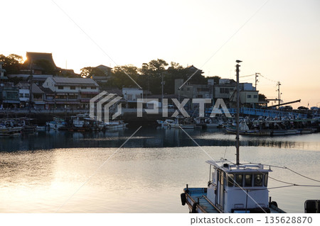 黎明時的鞆之浦港 135628870