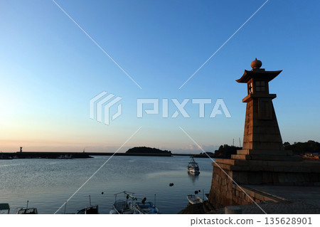 鞅浦:晨光照亮的夜燈 鞅浦:晨光照亮的夜燈 135628901