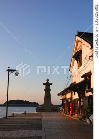 鞅浦:晨光照亮的夜燈 鞅浦:晨光照亮的夜燈 135628902