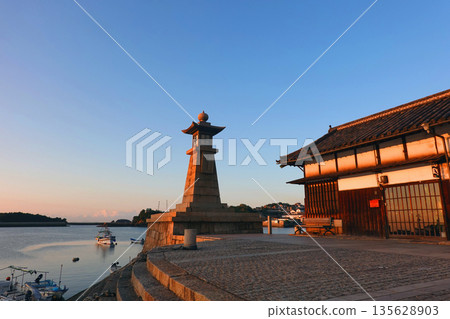 鞅浦：晨光照亮的夜燈 135628903