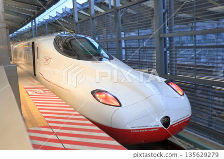 西九州新幹線海鷗號列車在長崎站等待出發 西九州新幹線海鷗號列車在長崎站等待出發 135629279