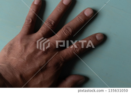 雙手放在藍色背景上 雙手放在藍色背景上 135631050
