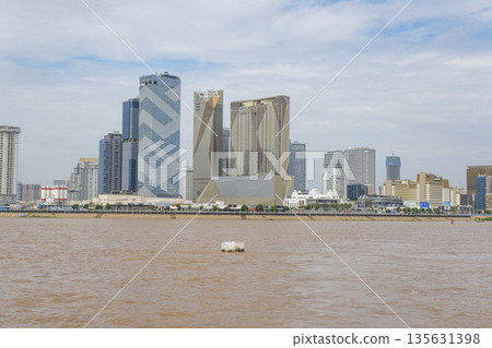 從湄公河眺望金邊城市景觀 從湄公河眺望金邊城市景觀 135631398
