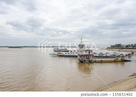 金邊渡輪碼頭橫跨湄公河 135631402