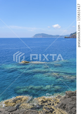 從古式橋眺望中古式島崎嶇的海岸線。 135631417