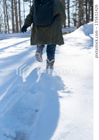 走在雪地裡 135631426