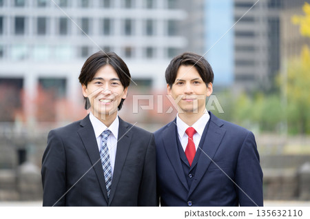 一名身穿西裝的日本男子在辦公區微笑 一名身穿西裝的日本男子在辦公區微笑 135632110