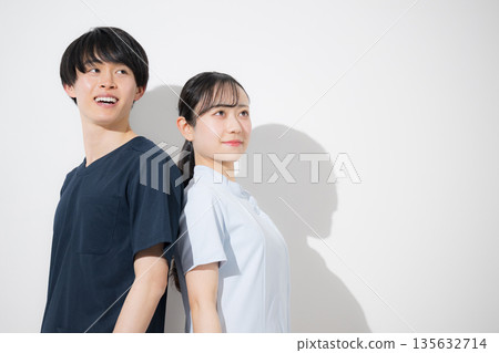 Young men and women with refreshing nurse images on a white background, looking up to the future for new graduate recruitment and job change recruitment 135632714