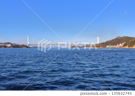 從近海的羊島眺望瀨戶大橋和鷲羽山 從近海的羊島眺望瀨戶大橋和鷲羽山 135632745