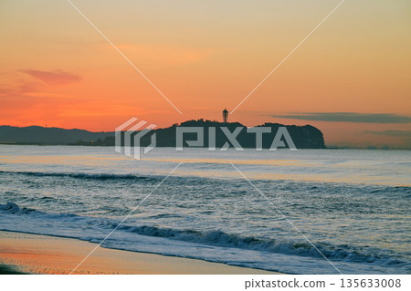 辻堂海灘的日出 135633008