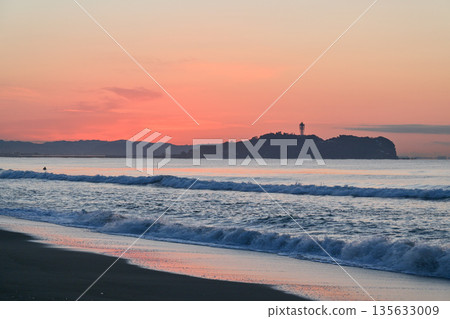 辻堂海灘的日出 135633009