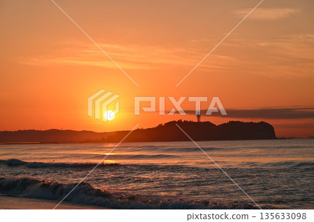 辻堂海灘的日出 135633098