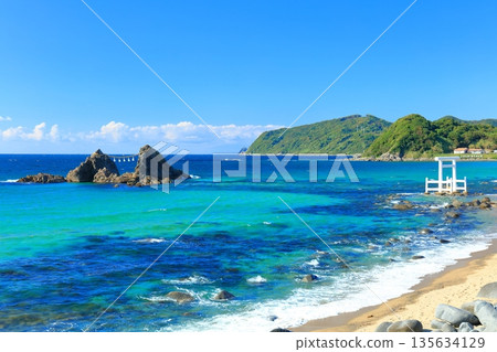 [Fukuoka Prefecture] The couple rocks and white torii gates of Sakurai Futamigaura on a clear day (Itoshima) 135634129