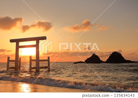 [福岡縣] 夫妻岩的日落和櫻井二見浦的白鳥門（糸島） 135634143