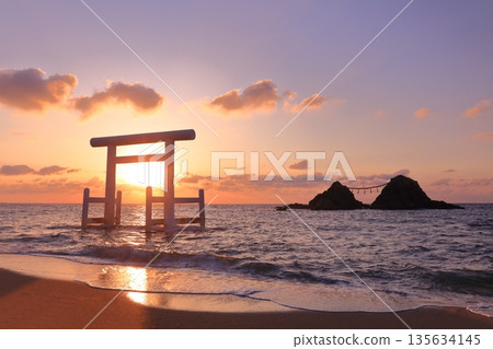 [福岡縣] 夫妻岩的日落和櫻井二見浦的白鳥門（糸島） 135634145