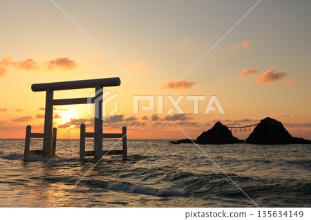 [福岡縣] 夫妻岩的日落和櫻井二見浦的白鳥門（糸島） 135634149