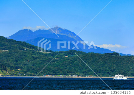[Kumamoto Prefecture] Mount Unzen and the Shimatetsu Ferry on a clear day 135634155