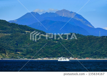 [Kumamoto Prefecture] Mount Unzen and the Shimatetsu Ferry on a clear day 135634167