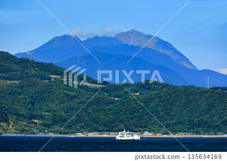 [Kumamoto Prefecture] Mount Unzen and the Shimatetsu Ferry on a clear day 135634169