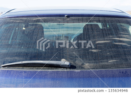 汽車後窗很髒 135634946