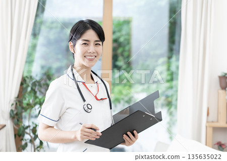年輕女護士，家訪護理，家庭護理 135635022