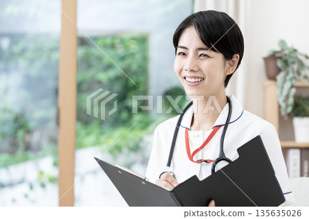 年輕女護士,家訪護理,家庭護理 年輕女護士,家訪護理,家庭護理 135635026